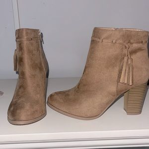 Adorable women’s size 8 never been worn tan boots.